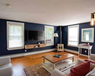 Heart Of Lenox Walk To Town Cozy Cottage! - Lenox - Living room