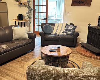 Lovely 2-bedroom + loft lakefront getaway with private dock on Grand Lake in Ok. - Jay - Sala de estar