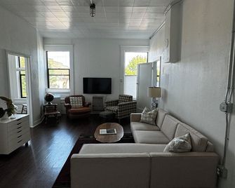 Charming 2-bedroom apartment in marvelous Chewelah with AC, WiFi - Chewelah - Sala de estar