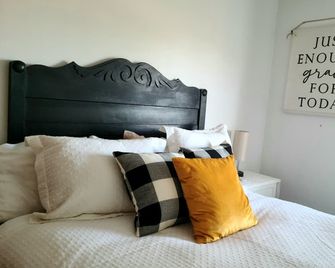 Apple Blossom Cottage // 2 Miles from Downtown ~ 10 Min to Mayo - Rochester - Bedroom