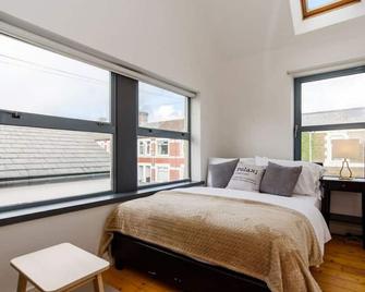 City Retreat, 2 Bed House with Cloudstream Hot Tub - Cardiff - Makuuhuone
