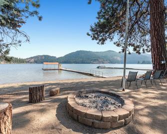 Lakefront Home, with Beach, Dock, Pickleball court, 6 bed 5 bath on Spirit Lake - Spirit Lake - Playa