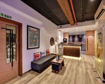 東安荷里愛住宿酒店 - 孟買 - 孟買 - 櫃檯