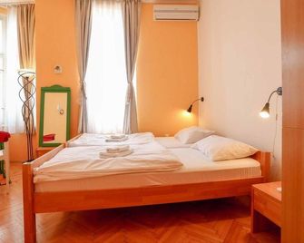 Pigeon Square Rooms - Sarajevo - Bedroom