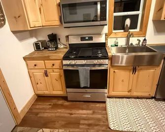 Cozy little bunk house on an 98 acre farm located in mountain city Tennessee - Mountain City - Cocina