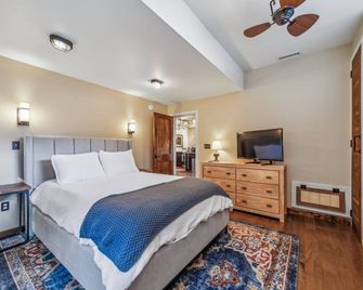 Comfortable cabin near wineries~hiking~Hendersonville - Hendersonville - Bedroom