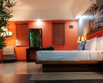 Runway Hotel - Piarco - Bedroom