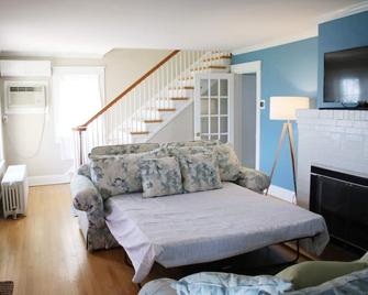 Crabby Casa; Waterfront with pool and dock on the Choptank River in Cambridge MD - Cambridge - Living room