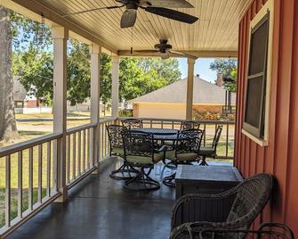 Big Red Spacious, sleeps six & pet friendly! - Coffee City - Balcony