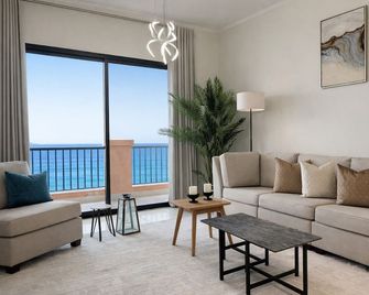 Bloomfields 2BR in Mina Fajer - Fujairah - Dibba Al-Fujairah - Вітальня
