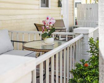 Prime Downtown Key West Spot - The Cozy Little Cottage - Key West - Balcony