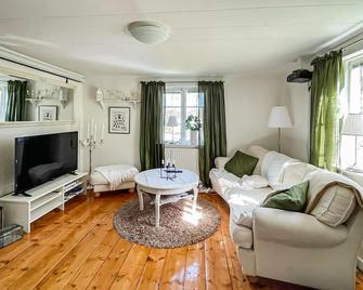 Gorgeous home in Grästorp with kitchen - Nossebro - Sala de estar