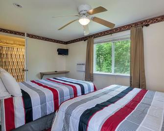 The White 2 Bedroom Cottage @Twin Hills Cottages - Ellsworth - Bedroom