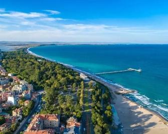 Salt Lake Aparthotel - Pomorie