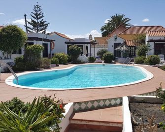 لا كونشا ديل مار أبارتمنتس - Corralejo - حوض السباحة