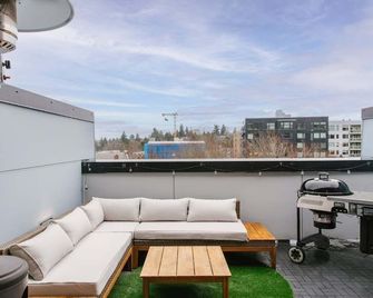 Perch - Colombia City Comfort: 3 Bedrooms | Conveniently Located Near Transit - Seattle - Balcony