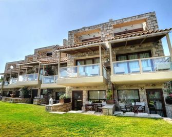 Enalio Suites - Lechaio - Edificio
