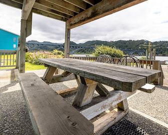 Jot's Resort - Gold Beach - Balcony