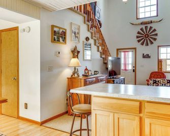 'Red Barn Getaway' Chillicothe Countryside Home - Chillicothe