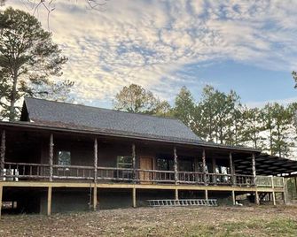 1850 log cabin with 2 br, 2 baths, W/D, mini split A/C, carport attached - Arkadelphia - Gebouw
