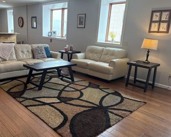 Driftless Loft in the heart of Downtown Decorah, IA - Decorah - Вітальня