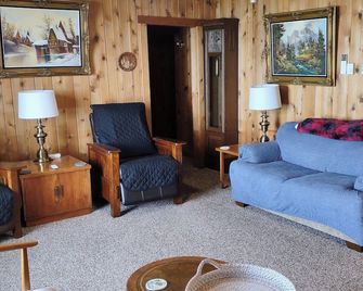 Make Lasting Memories at Our Cozy Cabin On Diamond Lake Wa - Newport - Living room
