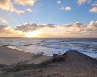 Gorgeous 1 BDR (sleeps 4) w/ Ocean View 2 min from the beach - Nazaré - Beach