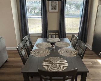 Luxury Escape in the City of Pleasant Living! - Shelby - Comedor