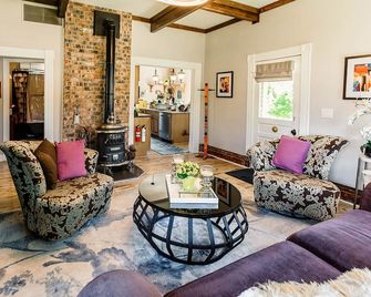 Victorian Secrets 1897 Home - Curious? Eclectic, convenient & ️ of wine country - Newberg - Soggiorno