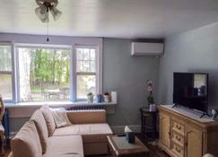 Spacious Suite (1 hr to Manhattan) - Chester - Living room