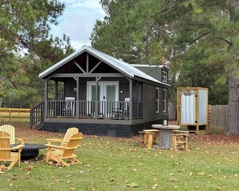 Marley: Cozy tiny cabin on Christmas Tree Farm in South Georgia - Cairo - Patio