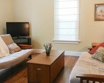 Aunt Jane's Guest House - Put-in-Bay - Living room