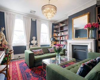 Luxe Stylish Two Level Apartment I Rooftop Terrace - Melbourne - Salon