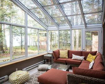 Family-Friendly Waterfront Retreat for Larger Groups - Omena - Living room