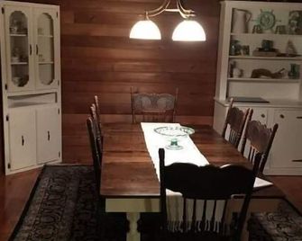 Waypoint Cottage Oceanfront Retreat - Wallace - Dining room