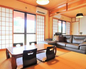 海まで2分8名宿泊可能お庭で広々BBQ可能WIFI無料青の洞窟すぐそこ！駐車場3台無料 / 国頭郡 沖縄県 - 読谷村 - ダイニングルーム