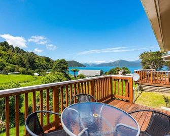 Bulwer beachfront retreat - Cottage #1 - Whakatahuri - Balcony