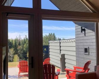 Jolie Vie Wellness Retreat, Fire Tiny Home #1 - גרנד פולס - מרפסת