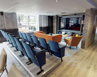 Village Hotel Hull - האל - מסעדה