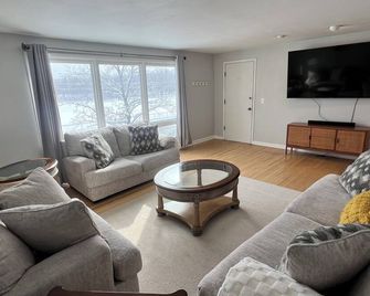 Spacious university area home with a park side view, one mile away from SU. - Siracusa - Sala de estar