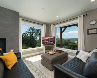 Gallery of Picture Windows, River & Garden Views, Living landscapes :Kalama Oaks - Kelso - Soggiorno