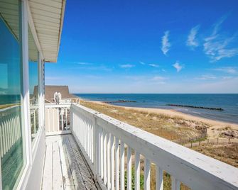 Sojourn The Lighthouse Beach Front Resort Villa - Norfolk - Balkong