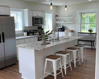 Charming Farmhouse, entire home - Monaca - Kitchen