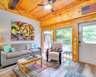 2 Mi to the Island in Pigeon Forge Serene Escape - Pigeon Forge - Living room