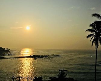 Queens Beach Hotel - Tangalla - Outdoors view