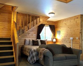 Susitna River Lodging - Talkeetna - Living room