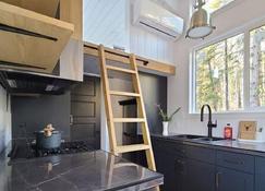 Luxury Tiny Home Cabin, 2 Bedrooms, sleep 5 - Crowsnest Pass - Cocina