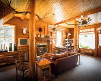 Lake Louise Cozy Cabin | Fireplace & Balcony - Lake Louise - Living room