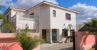 Upper Room Guest House - Francistown - Building