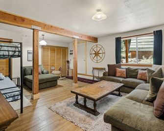 Pet-Friendly Mountain Retreat | King Suite, Bunks, Desk, Hot Tub, Pingpong - Truckee - Sala de estar